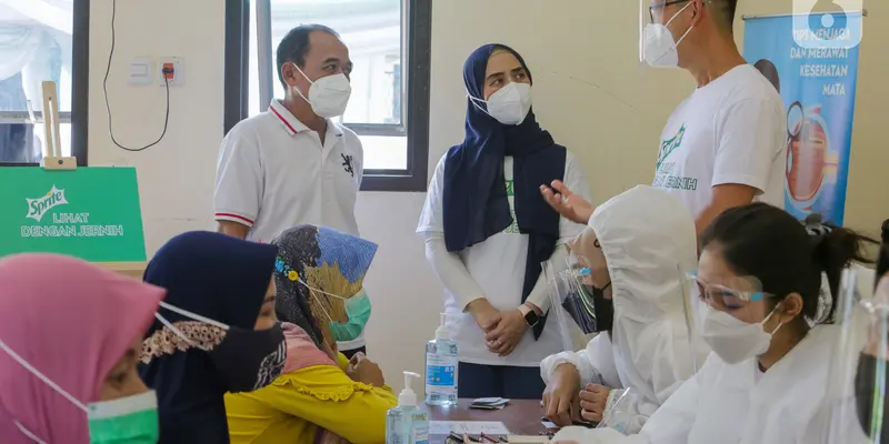 Donasi Kacamata dari Daur Ulang Botol Plastik