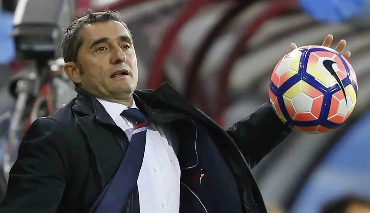 Pelatih Athletic Bilbao, Ernesto Valverde, saat laga lanjutan La Liga melawan Eibar di Stadion Ipurua (24/04/2017). Ernesto Valverde dikabarkan menjadi suksesor Luis Enrique di Barcelona. (EPA/Juan Herrero)