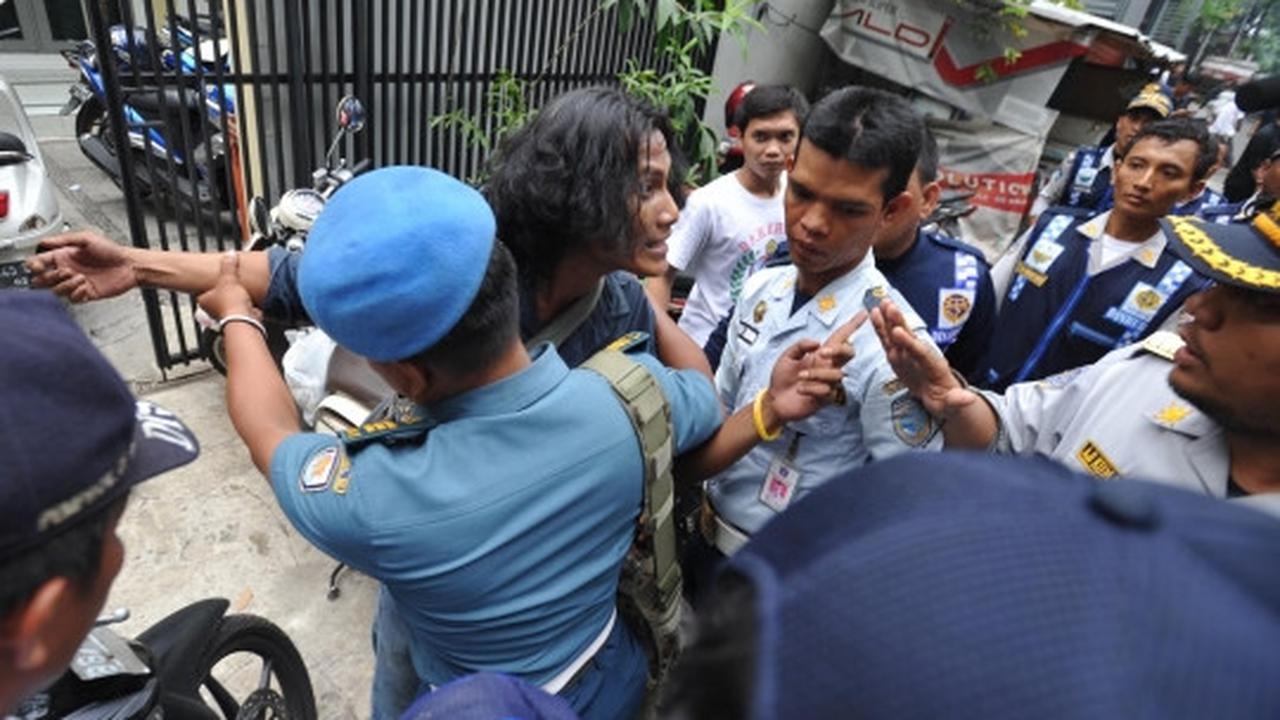 Tertibkan parkir liar di Thamrin City, petugas angkut ratusan motor