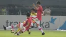 Pemain Bhayangkara FC, Subo Seto berusaha melewati adangan dua pemain Persija Jakarta pada lanjutan Liga 1 2017 di Stadion Patriot Bekasi, Sabtu (12/11/2017). Bhayangkara kalah dari Persija 1-2. (Bola.com/Nicklas Hanoatubun)