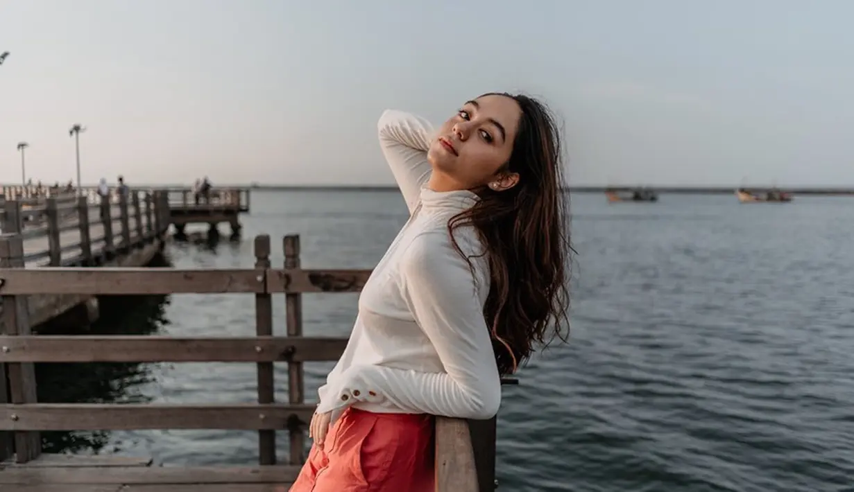 Tak hanya bakatnya, penampilan artis pendatang baru ini juga kerap curi perhatian. Yasamin Jasem kerap tampil dengan gaya kasual. Saat berlibur ia tampil dengan kaus turtleneck panjang yang dipadukan dengan celana kain berwana soft pink. (Liputan6.com/IG/@yasaminjasem)