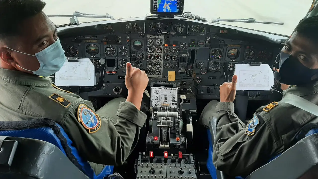 Pilot pesawat Pesawat Boeing 737-200 dengan tail number AI-7304 Mayor Pnb Hendro Sukamdani didampingi Co-Pilot Lettu Pnb Hafiz Avinata dalam ruang cockpit pesawat.
