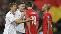 Pemain Jerman, Julian Draxler (2kiri) dan Thomas Mueller, (kiri) merayakan gol saat melawan Norwegia pada laga grup C kualifikasi Piala Dunia 2018 di Mercedes-Benz Arena, Stuttgart, (4/9/2017). Jerman menang 6-0. (AP/Matthias Schrader)