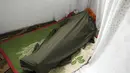 Seorang Muslim tidur selama Itikaf di masjid di Kabul, Afghanistan, Selasa (4/5/2021). Selama sepuluh hari terakhir Ramadhan, umat Muslim melakukan Itikaf dengan berzikir, berdoa dan sholat sunnah untuk menantikan malam Lailatul Qadar. (AP Photo/Rahmat Gul)