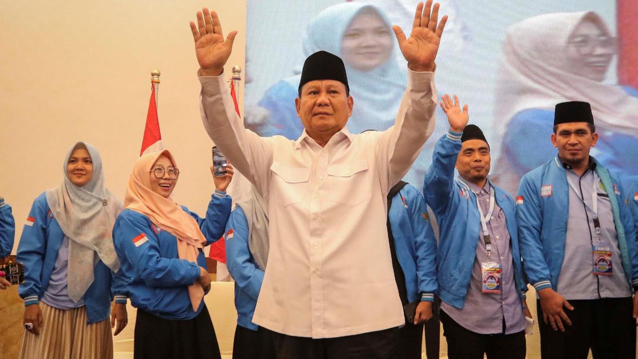 Meski begitu, dirinya tak terlalu memikirkan hal tersebut. Jika nantinya akan ada fitnah atau ejekan, Prabowo menyebut dijogetkan saja.<br>