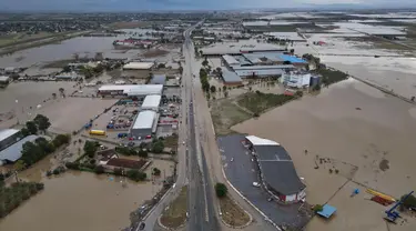 Air banjir dan lumpur menutupi daratan setelah hujan badai dengan rekor tertinggi di negara itu, di Larrisa, wilayah Thessaly, Yunani Tengah, Kamis, 7 September 2023. (AP Photo/Vaggelis Kousioras)