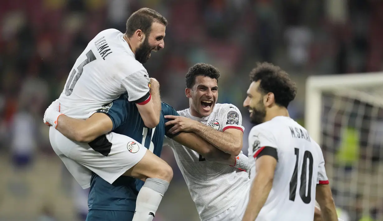 The Pharaohs menaklukkan Pantai Gading dengan skor 5-4 dalam adu penalti setelah selama 120 menit kedua tim imbang 0-0.
Bintang Liverpool Mohamed Salah menjadi penentu langkah timnas Mesir ke perempat final Piala Afrika 2021. (AP/Themba Hadebe)
