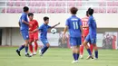 <p>Gelandang Timnas Thailand U-16, Chaiwat Ngoenma (tengah) berusaha mengontrol bola saat menghadapi Timnas Vietnam U-16 pada laga semifinal Piala AFF U-16 2024 di Stadion Manahan, Solo, Senin (1/7/2024). (Bola.com/Abdul Aziz)</p>