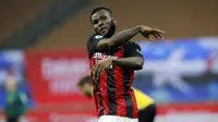 Gelandang AC Milan, Franck Kessie melakukan selebrasi usai mencetak gol penyeimbang 1-1 ke gawang Udinese di masa injury time dalam laga lanjutan Liga Italia 2020/21 pekan ke-25 di San Siro Stadium, Rabu (3/3/2021). AC Milan bermain imbang 1-1 dengan Udinese. (AP/Antonio Calanni)