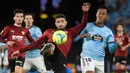 Pemain Valencia Cristiano Piccini (tengah) berebut bola dengan pemain Celta Vigo Renato Tapia (kanan) pada pertandingan Liga Spanyol di Stadion Balaidos, Vigo, Spanyol, 5 Desember 2021. Valencia menang 2-1. (MIGUEL RIOPA/AFP)