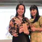 Direktur Martha Tilaar Spa Wulan Tilaar menerima penghargaan dari ajang Asia Pasific Spa & Wellness Coalition (APSWC) Awards 2024 di Thailand. (dok. Martha Tilaar Spa)