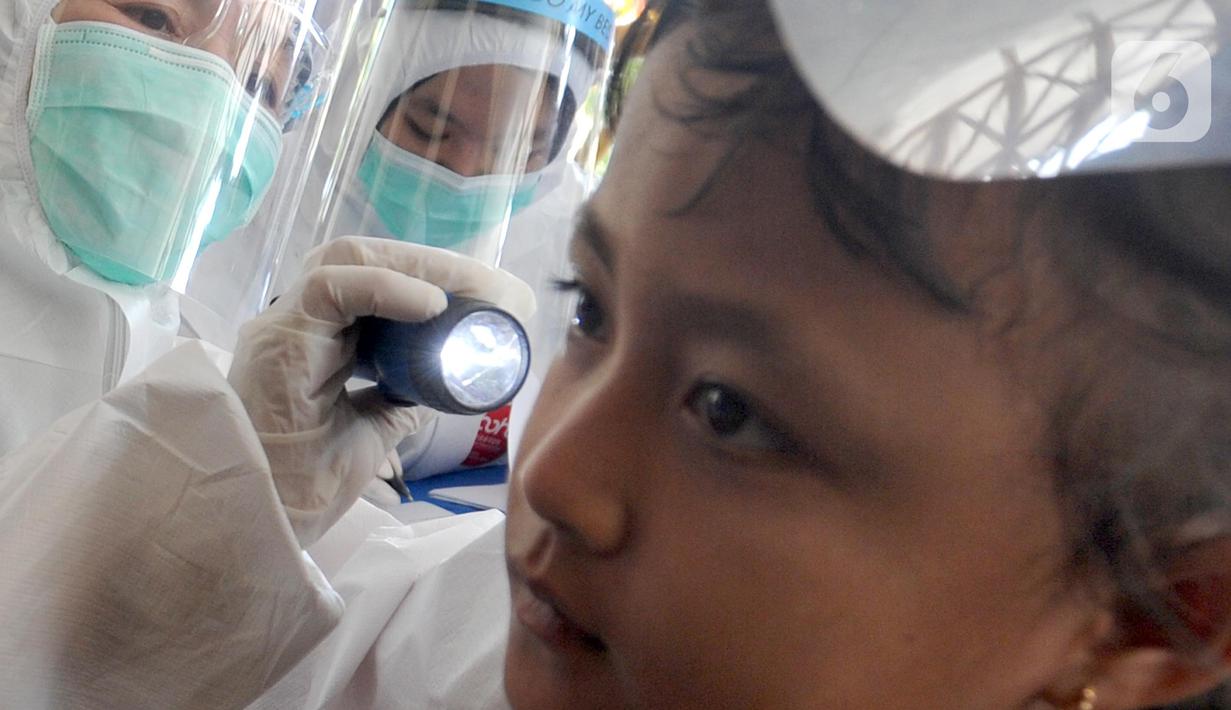 Tim medis puskesmas memeriksa murid Sekolah Dasar Negeri pada lingkungan Kecamatan Kebayoran Lama di GOR Kebayoran Lama, Jakarta, Rabu (26/08/2020). Kegiatan ini bagian dari bulan imunisasi anak sekolah dan juga pemeriksaan kesehatan menyeluruh kepada murid SDN di DKI. (merdeka.com/Arie Basuki)