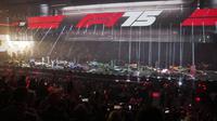 Acara peluncuran tim Formula 1 yang bertajuk 'F1 75' di O2 Arena, London, Selasa (18/02/2025). (AP Photo/Kin Cheung)
