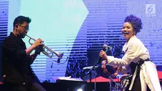 Yura Yunita (kanan) saat tampil dalam acara Balkonjazz Festival 2019 di Balkondes Tuksono, Borobudur, Magelang, Jawa Tengah, Sabtu (14/9/2019).  Yura menutup gelaran Balkonjazz Festival 2019 dengan manis lewat penampilannya yang energik. (Fimela.com/Bambang Ekaros Purnama)