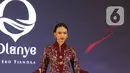 Model memperagakan busana Batik Taliabu rancangan karya Eko Tjandra dalam Selaras Wastra saat  Cita & Cipta 2024 Liputan6 x Fimela di Shangrila Hotel, Jakarta, Rabu (31/7/2024). (Liputan6.com/Angga Yuniar)