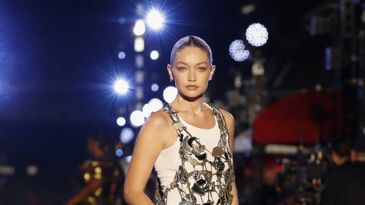 Gaya Gigi Hadid yang Curi Perhatian di New York Fashion Week 2022