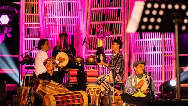 Denny Caknan bersama Ring of Fire di Jazz Gunung Bromo 2023 (https://www.instagram.com/p/CvAfc_FvOG1/)