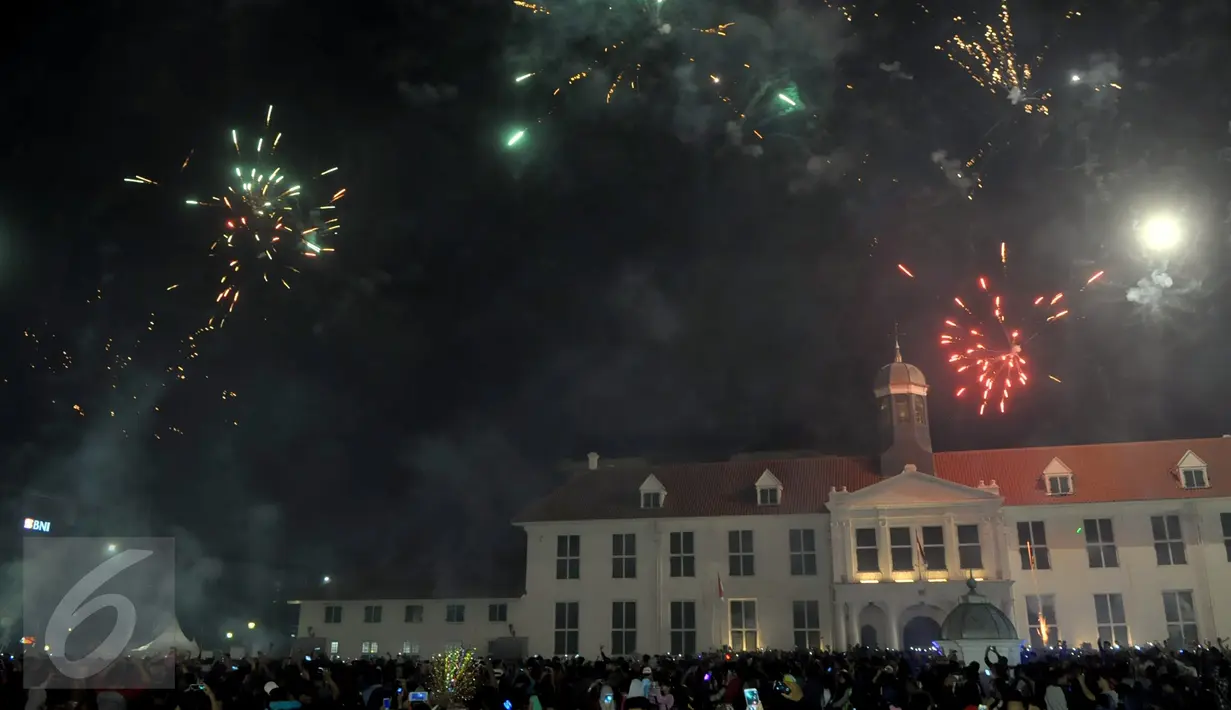 Pesta kembang api di Kota Tua Museum Fatahilla, Jakarta, Jum'at (01/01). Ribuan Warga Jakarta hadir untuk menyemarakan pergantian tahun baru. (Liputan6.com/Faisal R Syam)