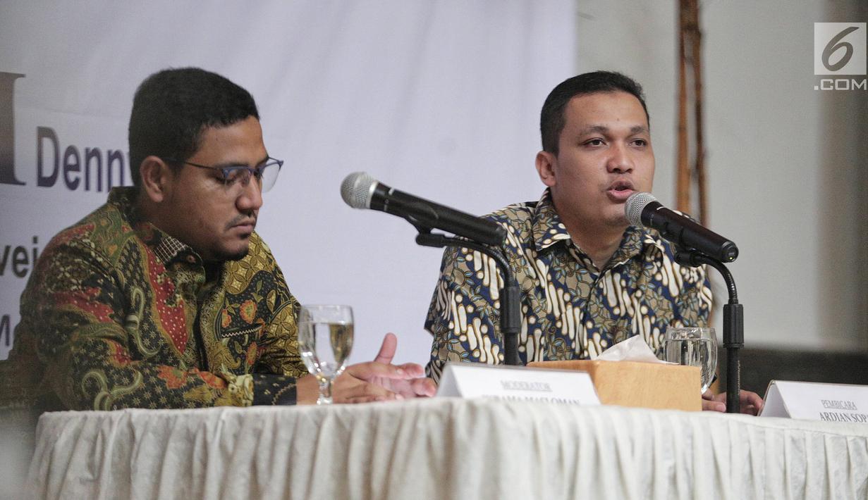 Peneliti senior LSI Denny JA, Ardian Sopa (kanan) bersama Ikrama Masloman memaparkan hasil quick count mereka di Jakarta, Kamis (2/5/2019). Menurut LSI Denny JA, Jokowi-Ma'ruf memperoleh 55,71 persen suara dan Prabowo-Sandi meraih 44,29 persen suara. (Liputan6.com/Faizal Fanani)