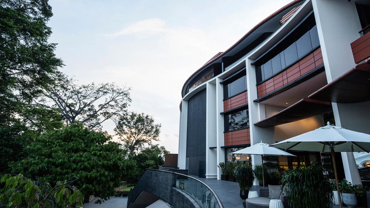 Meja-meja dengan payung terlihat di luar Hotel Capella, Pulau Sentosa, Singapura, Selasa (5/6). Minimnya tingkat pemesanan di Hotel Capella menjadi satu tanda bahwa tempat itu sedang mempersiapkan pertemuan Donald Trump dan Kim Jong-un. (AP/Yong Teck Lim)