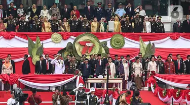 Presiden Joko Widodo atau Jokowi (tengah) bersama Ibu Negara Iriana beserta Wakil Presiden Ma'ruf Amin bersama istri Wury Estu Handayani menghadiri HUT ke-77 Bhayangkara di Stadion Utama Gelora Bung Karno (SUGBK), Jakarta, Sabtu (1/7/2023). Jokowi menjadi inspektur upacara pada acara tersebut. (Liputan6.com/Johan Tallo)