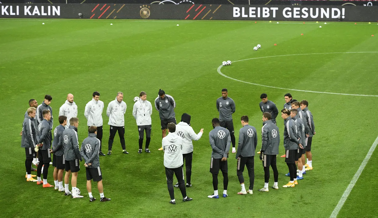 Para pemain timnas Jerman mendengarkan pelatih Jerman Joachim Loew saat sesi latihan di stadion Rheinenergie di Cologne, Jerman barat (9/10/2020). Jerman akan bertanding melawan Turki pada laga persahabatan di stadion Rheinenergie di Cologne, Jerman, Kamis (8/10/2020). (AFP/Ina Fassbender)