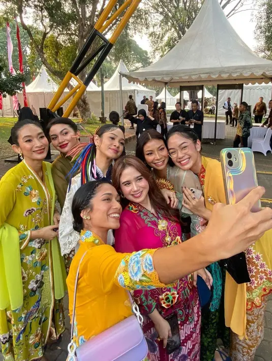 Tissa Biani juga tampil memukau di Istana Berkebaya. Ia memilih kebaya bernuansa merah keunguan yang cantik, dipadunya dengan kain batik bernuansa senada. Tissa Biani tampak anggun memadukan penampilannya ini dengan selop bernuansa keemasan. [Foto: Instagram/tissabiani]