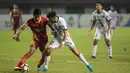 Bek Bhayangkara FC, Putu Gede, mengamankan bola dari gelandang Bali United, Stefano Lilipaly, pada laga Liga 1 Indonesia di Stadion Patriot, Bekasi, Jumat (29/9/2017). Bhayangkara menang 3-2 atas Bali. (Bola.com/Vitalis Yogi Trisna)
