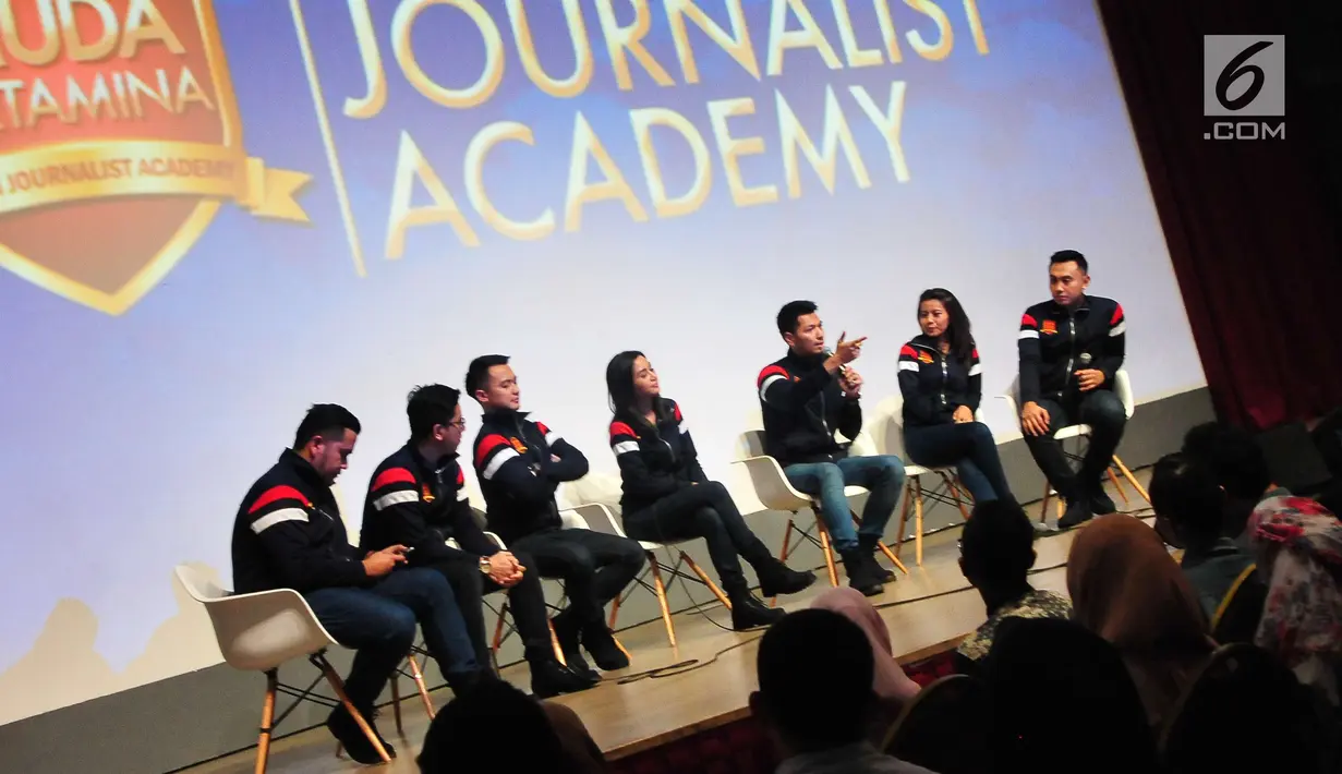Sejumlah mentor saat memberikan sedikit perkenalan materi Citizen Journalist Academy Energi Muda Pertamina, Jakarta, Kamis (27/7). Acara ini merupakan program pencarian bakat mahasiswa yang kreatif dalam bidang jurnalistik. (Liputan6.com/Helmi Afandi)