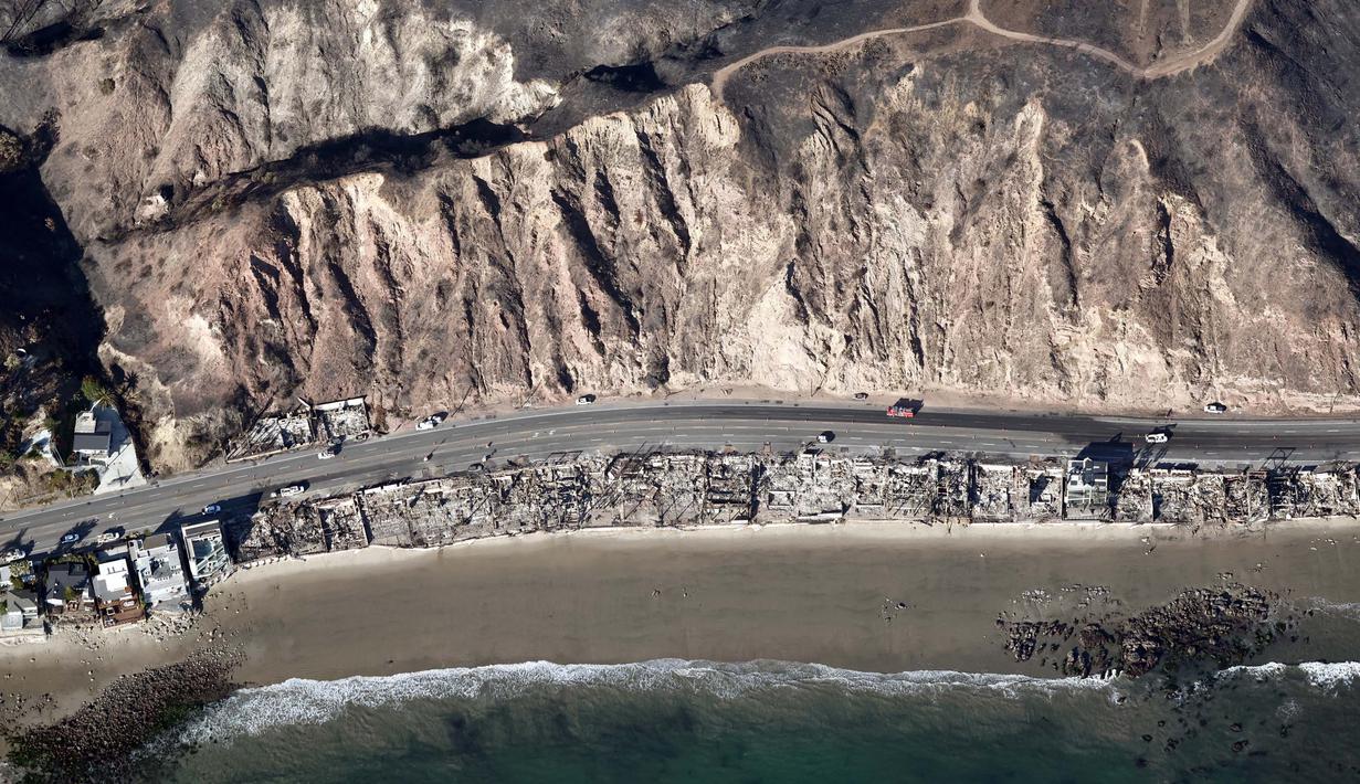 Kebakaran hutan diperparah dengan kencangnya hembusan angin yang mendorong api ke daerah-daerah yang sebelumnya aman. (MARIO TAMA/GETTY IMAGES NORTH AMERICA/Getty Images via AFP)