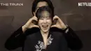 <p>Mereka juga membuat pose yang tak biasa. Meski sambil menahan tawa, Gong Yoo berusaha membuat hati di kedua pipi Hyun Jin. (Foto: Netflix)</p>
