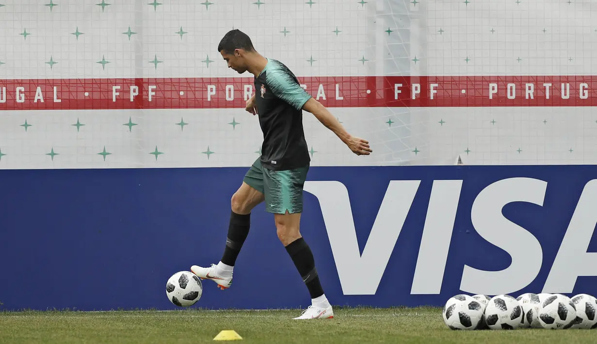 Striker Portugal, Cristiano Ronaldo, mengontrol bola saat latihan jelang laga putaran kedua Piala Dunia di Kratovo, Rusia, Selasa (19/6/2018). Portugal akan berhadapan dengan Maroko. (AP/Francisco Seco)
