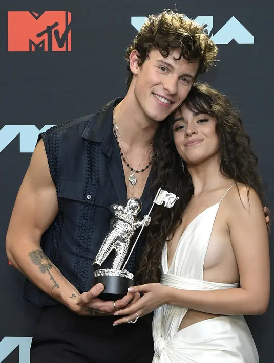 Shawn Mendes dan Camila Cabello berpose saat berhasil mendapatkan piala lewat kategori 'Best Collaboration' di MTV VMA's 2019 di New Jersey, AS (26/8/2019). (Roy Rochlin/Getty Images for MTV/AFP)