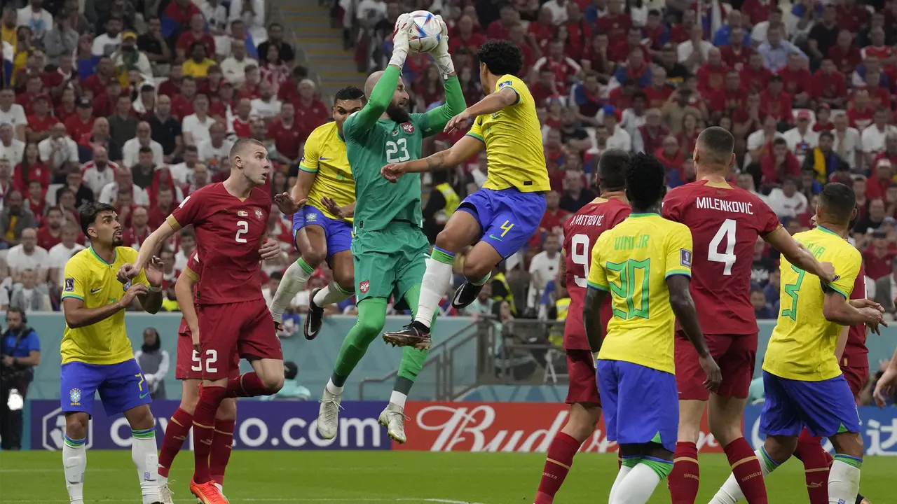 Foto: Richarlison Cetak Gol Indah ke Gawang Serbia saat Laga Perdana Timnas Brasil di Piala Dunia 2022