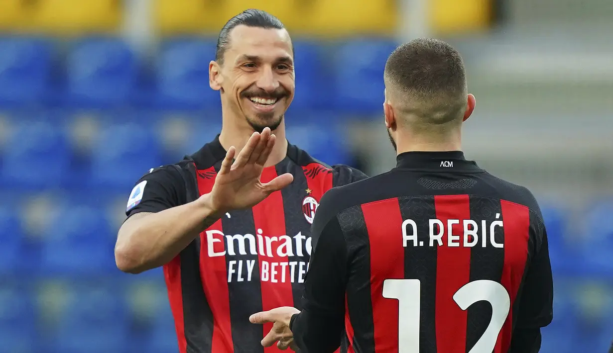 Striker AC Milan, Ante Rebic (kanan) bersama Zlatan Ibrahimovic merayakan gol pertama AC Milan yang dicetaknya ke gawang Parma dalam laga lanjutan Liga Italia 2020/2021 pekan ke-30 di Ennio-Tardini Stadium, Parma, Sabtu (10/4/2021). AC Milan menang 3-1 atas Parma. (LaPresse via AP/Spada)