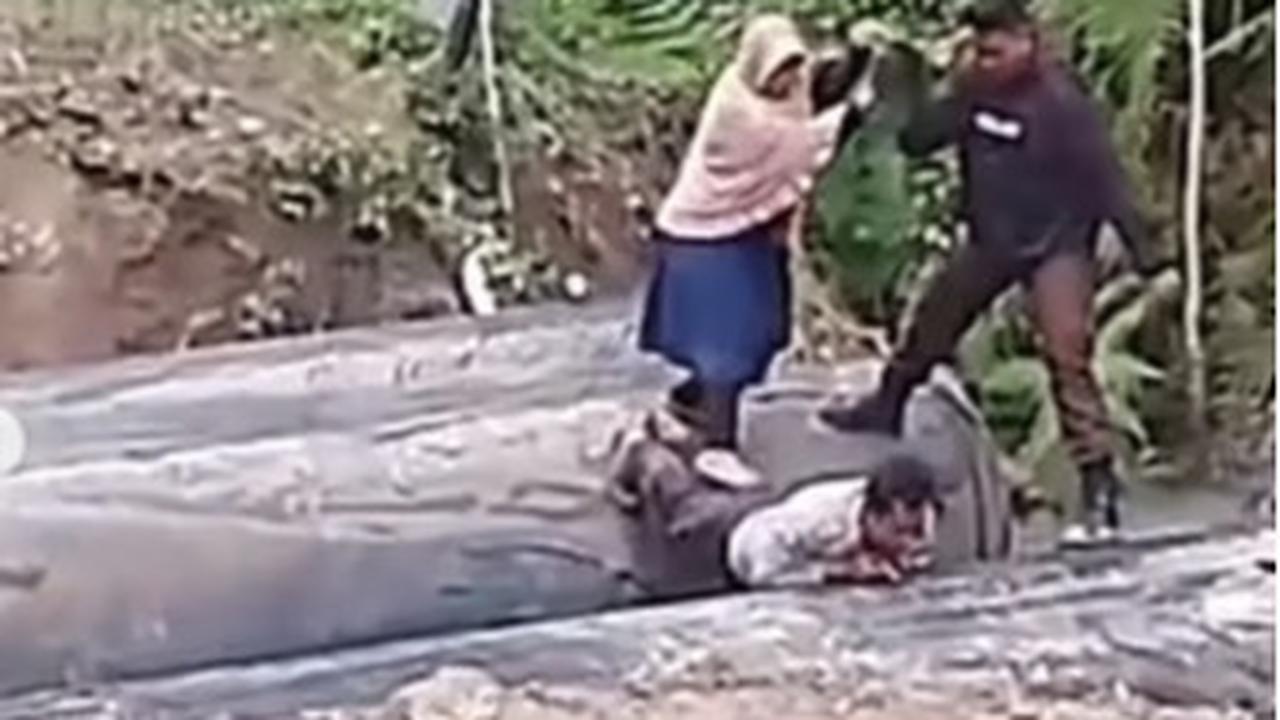 Bintara Polisi Gunakan Punggungnya jadi Jembatan Warga Seberangi Sungai
