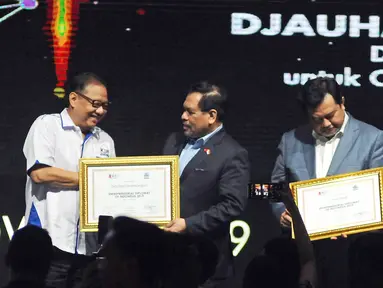 Menteri Koperasi dan UKM Puspayoga memberikan penghargaan Entrepreneurial Diplomat of Indonesia 2019 kepada Dubes Indonesia untuk Cina Djauhari Oratmangun saat The Fourth WOW Brands Festive Days 2019 di Jakarta, (14/9). (Liputan6.com/Herman Zakharia)