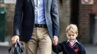 Pangeran William saat mengantar Pangeran George pada hari pertama sekolah di Thomas's school di Battersea, London, Inggris (7/9). Pengeran Goerge tidak ditemani ibunya Kate Middleton yang sedang hamil. (Richard Pohle/Pool Photo via AP)