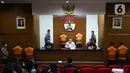 Ketua Komisi Pemberantasan Korupsi (KPK), Firli Bahuri (tengah) saat rilis penetapan penahanan Bupati Pemalang periode 2021-2026, Mukti Agung Wibowo sebagai tersangka jual-beli jabatan di lingkungan Pemkab Pemalang tahun 2021-2022 di Gedung KPK, Jakarta, Jumat (12/8/2022). Mukti Agung Wibowo ditahan KPK bersama lima orang lainnya di kawasan Jakarta Selatan. (Liputan6.com/Helmi Fithriansyah)
