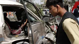 Seorang anak laki-laki Afghanistan melihat mobil yang rusak setelah ledakan di Kabul, Afghanistan, Rabu (9/9/2020). Juru bicara Kementerian Dalam Negeri Tareq Arian mengatakan laporan awal menunjukkan sedikitnya 10 warga sipil tewas dan lebih dari 12 orang lainnya luka-luka. (AP Photo/Rahmat Gul)