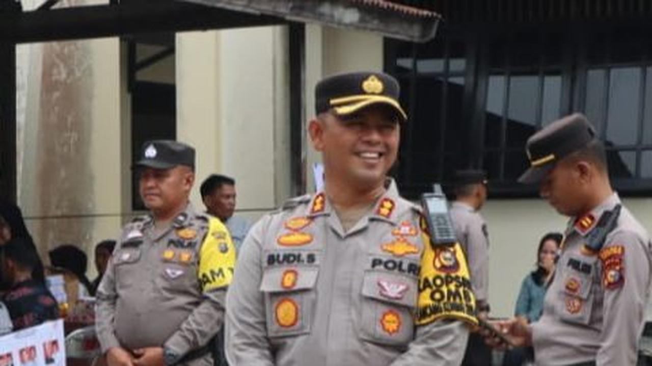 Pastikan Pencoblosan Lancar, Kapolres Rohul Turun Langsung ke TPS dan Sapa Warga