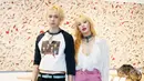 Selain kompak dengan rambut blonde, keduanya juga kompak pakai atasan putih. DAWN memilih celana warna hitam, sementara HyunA memilih rok warna pink. (Instagram/hyuna_aa).