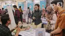 Warga mencari informasi lowongan pekerjaan saat gelaran bursa kerja di Thamrin City, Jakarta, Rabu (12/3/2025). (Liputan6.com/Angga Yuniar)