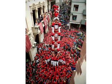 Castellers Colla Vella dels Xiquets de Valls membentuk menara manusia di Spanyol, Selasa (24/6/14) waktu setempat. (REUTERS/Albert Gea)