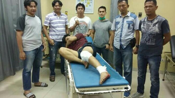 Tersangka pembunuh DJ ganteng di Palembang ditangkap anggota Polresta Palembang (Liputan6.com / Nefri Inge)