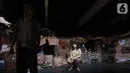 Pemain sedang memerankan tokoh di sanggar Teater Koma, Jakarta, Selasa (29/10/2019). Lakon J.J Sampah-Sampah Kota yang didukung Bakti Budaya Djarum Foundation akan dipentaskan pada 8-17 November 2019 di Taman Ismail Marzuki. (Liputan6.com/Fery Pradolo)