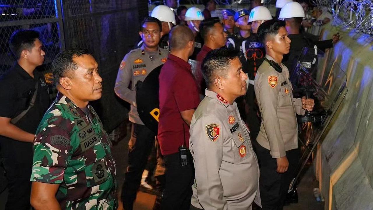 Dalam video yang dibagikan, dua jenderal tersebut tampak ikut berjaga di balik barikade kawat yang dipasang.
