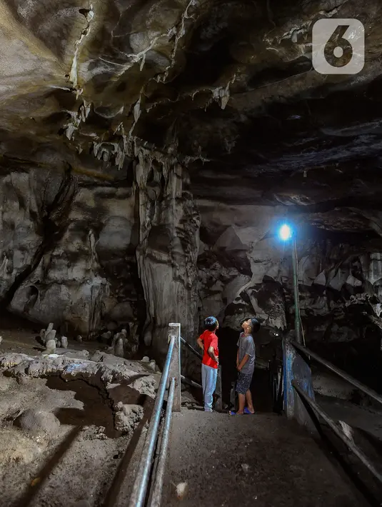 Keindahan alam tersebut lebih sempurna dengan adanya sorot lampu aneka warna yang terpasang di sela-sela bebatuan. (merdeka.com/Arie Basuki)