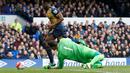 Striker Arsenal, Danny Welbeck, menaklukkan kiper Everton, Joel, untuk mencetak gol pertama dalam laga Liga Inggris di Stadion Goodison Park, Sabtu (19/3/2016). (Action Images via Reuters/Carl Recine)