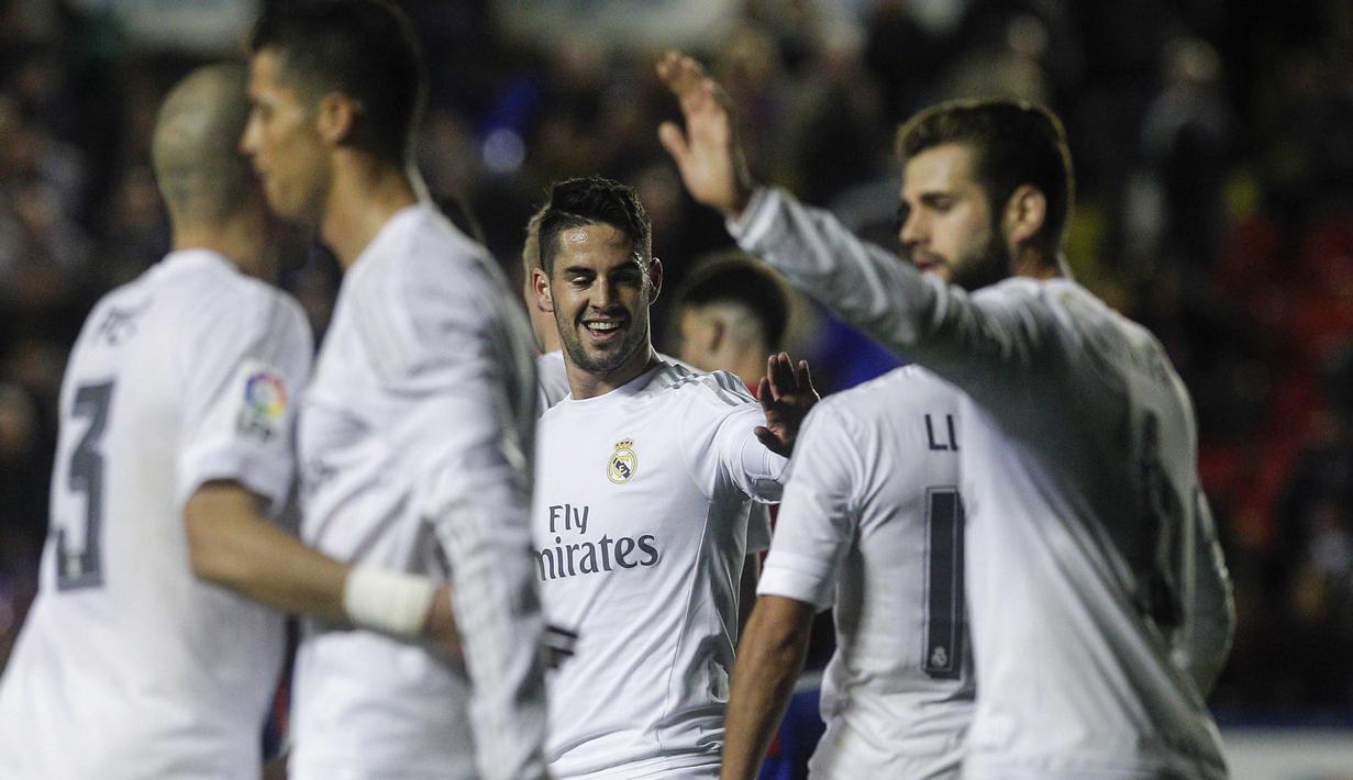 Pemain Real Madrid, Isco (tengah) merayakan gol bersama rekan-rekannya saat melawan Levante UD pada laga lanjutan La Liga Spanyol; di Stadion Ciutat de Valencia; Kamis (3/3/2016) dini hari WIB. ( AFP/Jose Jordan) 
